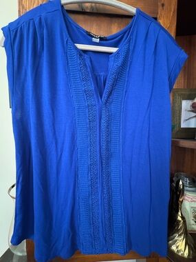 Cable & Gauge Size Large Royal Blue V-Neck Embroidered -Trim Cap Sleeve Top  EUC